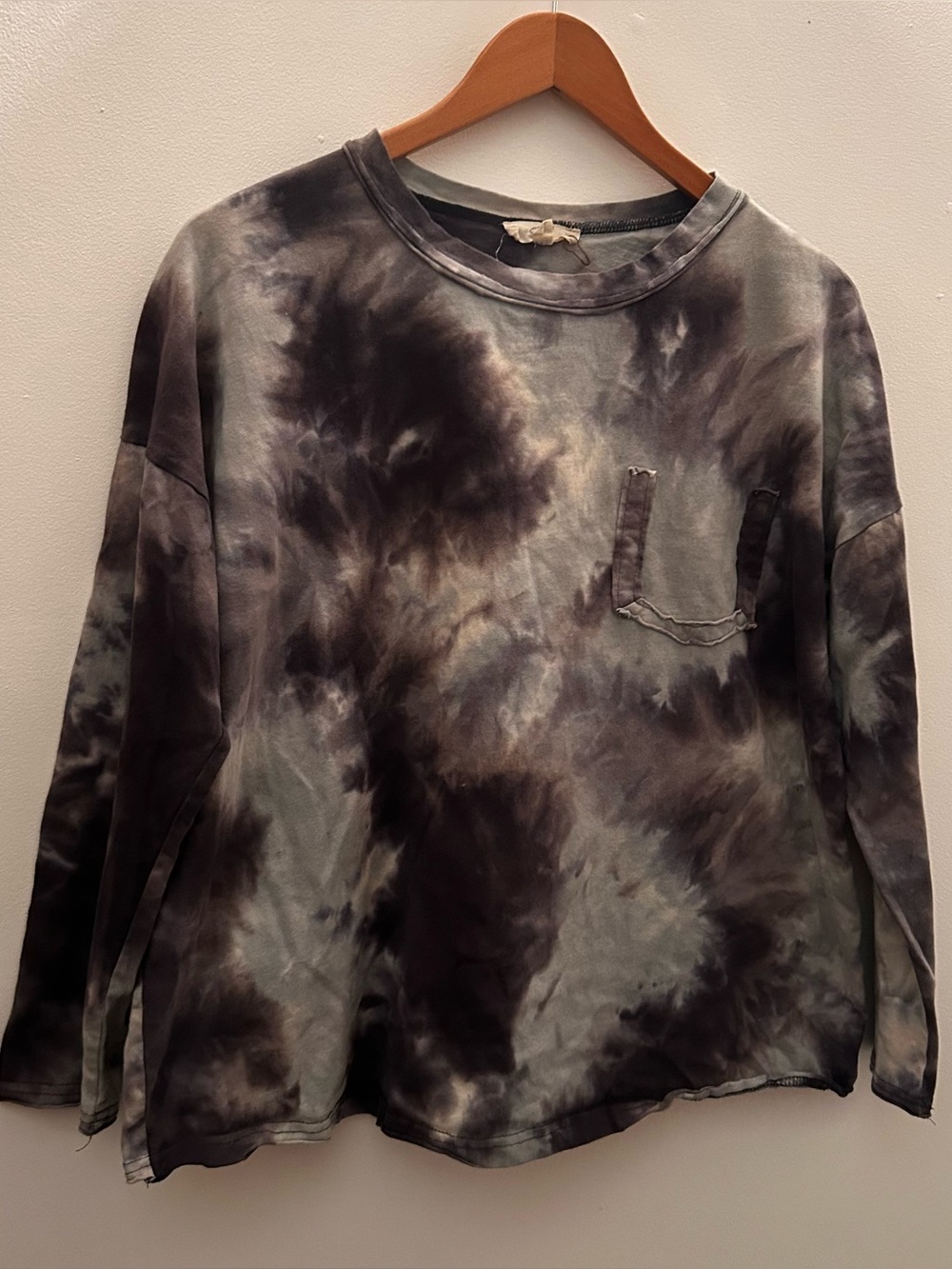 Tie-Dye Long Sleeve Pocket Top in Olive & Charcoal